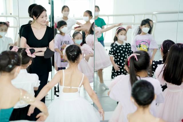 김주원이 지난 2022년 한국문화예술교육진흥원의 아동·청소년 무용 교육 지원 사업인 ‘꿈의 댄스팀’ 홍보대사로 참여해 아이들과 수업하고 있다.            한국문화예술교육진흥원