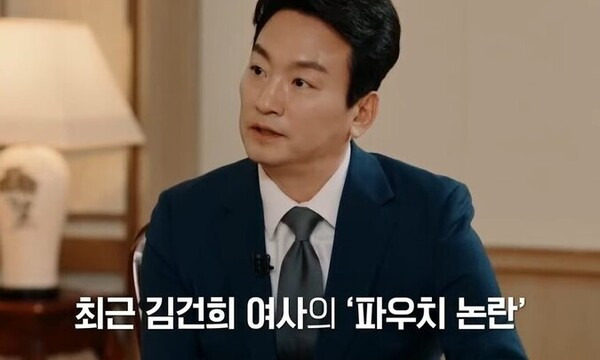 ▲박장범 KBS 사장 최종후보가 지난 2월 윤석열 대통령과의 대담에서 김건희 여사 명품백 수수 사건을 파우치 논란으로 부르고 있다. 사진=KBS 방송화면 갈무리