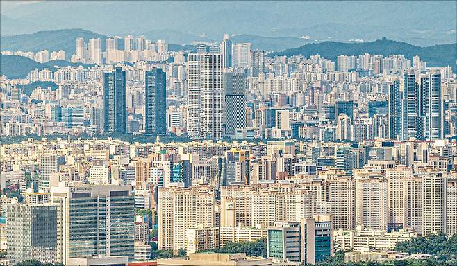 정부 대출 규제가 강화되면서 서울 아파트값 오름세가 한풀 꺾인 모습이다. 사진은 서울 강남 아파트 전경. (매경DB)