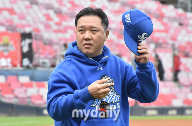 21일 오후 광주광역시 임동 광주기아챔피언스필드에서 진행된 '2024 프로야구 KBO리그 포스트시즌' 한국시리즈 1차전 KIA타이거즈와 삼성라이온즈와의 경기. 삼성 박진만 감독이 경기전 훈련에서 모자를 벗고 있다./광주=송일섭 기자 andlyu@mydaily.co.kr