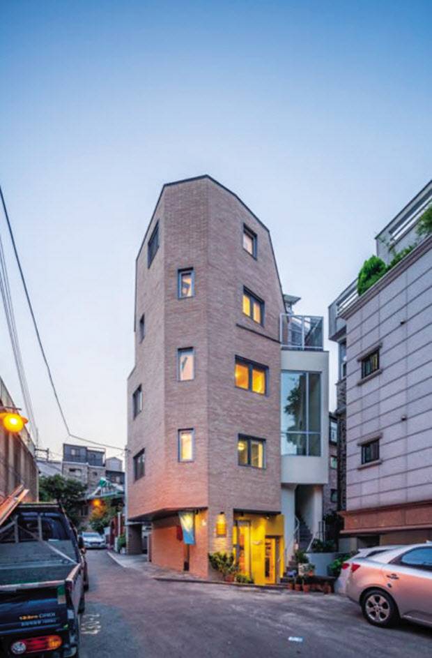 볼드아키텍츠건축사사무소가 설계한서울 광진구 능동 협소주택 모습 [이택수 작가]