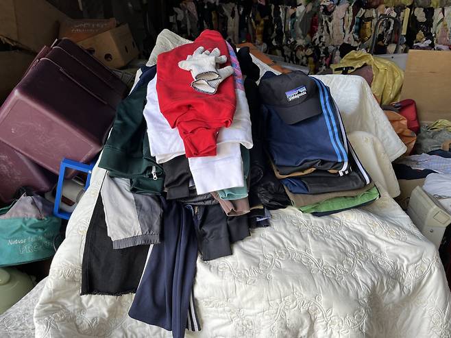 경기 파주시에 위치한 한 옷 수출업체의 물류창고. 종류 별로 나뉜 옷들은 수출될 예정이다. 주소현 기자