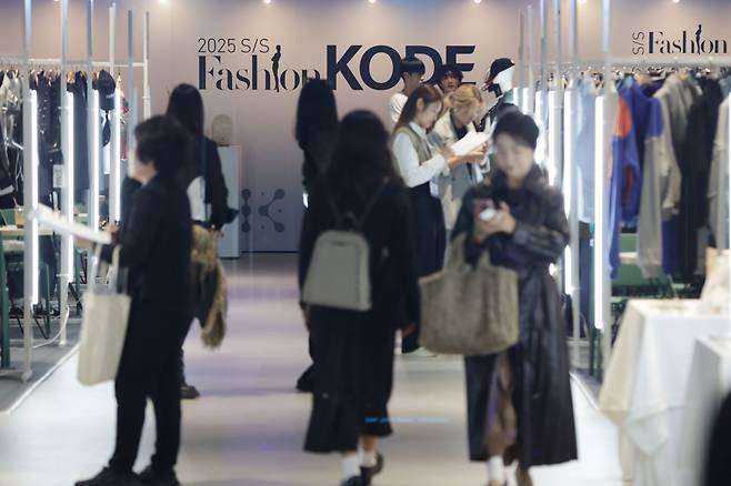 18일 오후 서울 강남구 코엑스에서 열린 아시아 패션문화마켓 '2025 S/S 패션코드'에서 참관객들이 브랜드 부스를 둘러보고 있다. [연합] (사진은 기사와 관련 없음)