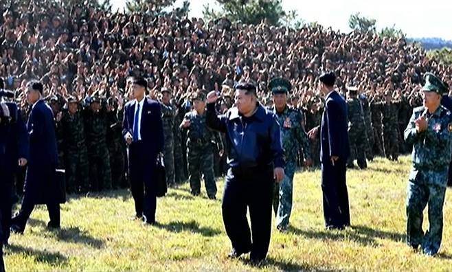 [서울=뉴시스]북한 조선중앙TV는 김정은 국무위원장이 2일 서부지구 조선인민군(북한군) 특수작전부대 훈련기지를 현지 시찰하고 있다. 북한군 병사 약 2000명이 러시아 동부에서 훈련을 마친 뒤 우크라이나 국경에 가까운 러시아 서부로 이동하고 있는 것으로 알려졌다. (사진=조선중앙TV 캡쳐) 2024.10.24. photo@newsis.com *재판매 및 DB 금지