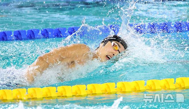 [인천=뉴시스] 황준선 기자 = 24일 인천 미추홀구 문학박태환수영장에서 열린 2024 국제수영연맹 경영 월드컵 2차 인천 대회 남자 자유영 400M 결승전에서 한국 김우민이 역영하고 있다. 2024.10.24. hwang@newsis.com