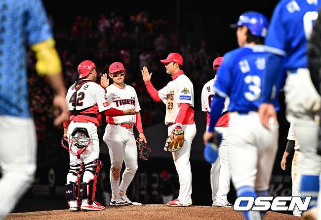 [OSEN=광주, 지형준 기자] KIA 타이거즈가 하루에 1~2차전을 모두 승리했다.&nbsp;KIA는 23일 광주-기아 챔피언스필드에서 열린 삼성 라이온즈와의 2024 프로야구 신한은행 SOL bank 한국시리즈 2차전에서 8-3으로&nbsp;승리했다. 앞선 1차전 서스펜디드를 구원투수 전상현의 호투로 5-1로 역전승을 거둔데 이어 2차전까지 잡았다. 1~2차전 승리팀의 우승확률은 90%(20회 중 18회)이다.&nbsp;경기를 마치고 KIA 선수들이 승리를 기뻐하고 있다. 2024.10.23 / jpnews@osen.co.kr