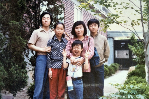 한강 작가의 부친인 한승원 작가가 공개한 한강(왼쪽 두 번째)의 성장기 시절이 담긴 가족사진﻿. 연합뉴스