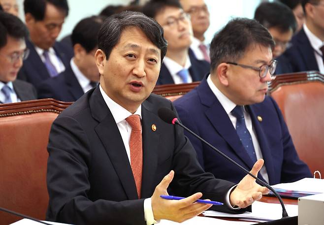 24일 국회에서 열린 산업통상자원중소벤처기업위원회 국정감사에서 안덕근 산업부 장관이 의원 질의에 답하고 있다. ⓒ연합뉴스