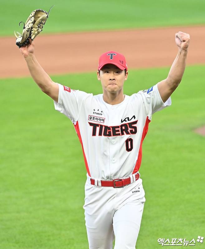 23일 오후 광주기아챔피언스필드에서 열린 '2024 신한 SOL Bank KBO 한국시리즈' 삼성 라이온즈와 KIA 타이거즈의 1차전 서스펜디드 경기, 8회초 수비를 마친 KIA 곽도규가 기뻐하고 있다. 광주, 김한준 기자