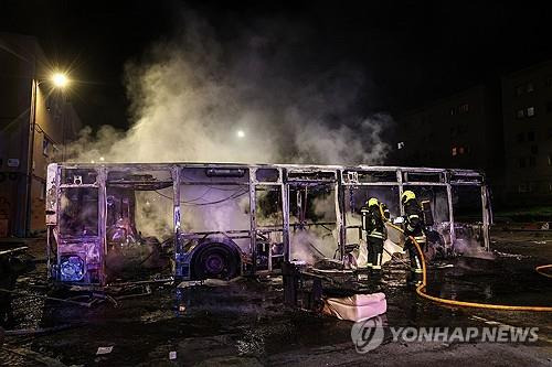 포르투갈 리스본 근교의 소요사태로 불 탄 버스. [EPA 연합뉴스 자료사진. 재판매 및 DB 금지]