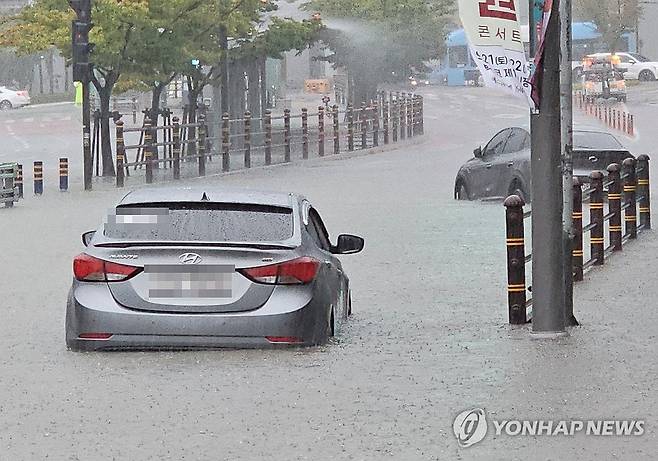 지난 9월 21일 오전 부산 해운대구 한 도로가 집중호우로 물에 잠겨 있다. [독자 제공. 재판매 및 DB 금지]