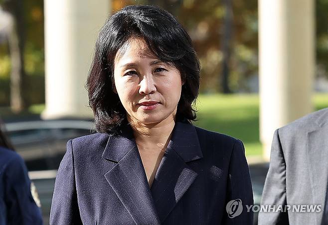 수원지법 들어서는 김혜경 씨 (수원=연합뉴스) 홍기원 기자 = 공직선거법 위반 혐의로 불구속기소 된 더불어민주당 이재명 대표의 배우자 김혜경 씨가 24일 오전 경기도 수원시 영통구 수원지방법원에서 열리는 공판에 출석하고 있다. 김씨는 이 대표의 당내 대선후보 경선 출마 선언 후인 2021년 8월 2일 서울 모 음식점에서 민주당 의원 배우자 3명 및 자신의 운전기사·수행원 등에게 경기도 법인카드로 총 10만4천원 상당의 식사를 제공한 혐의(기부행위)로 불구속 기소됐다. 2024.10.24 xanadu@yna.co.kr