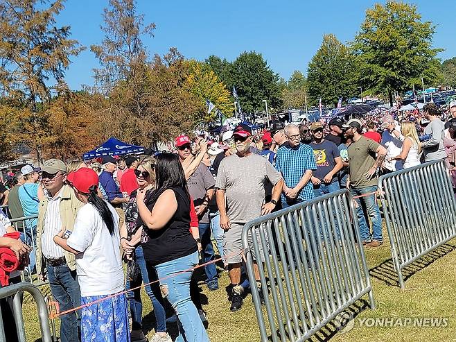 트럼프 조지아 유세장 입장 기다리고 있는 지지자들 (덜루스[미 조지아주]=연합뉴스) 조준형 특파원 = 23일(현지시간) 미국 공화당 대통령 후보인 도널드 트럼프 전 대통령의 대규모 실내 유세가 열리는 조지아주 애틀랜타 교외 덜루스의 가스사우스 아레나 주변에 지지자들이 입장 순서를 기다리고 있다. 2024.10.24 jhcho@yna.co.kr