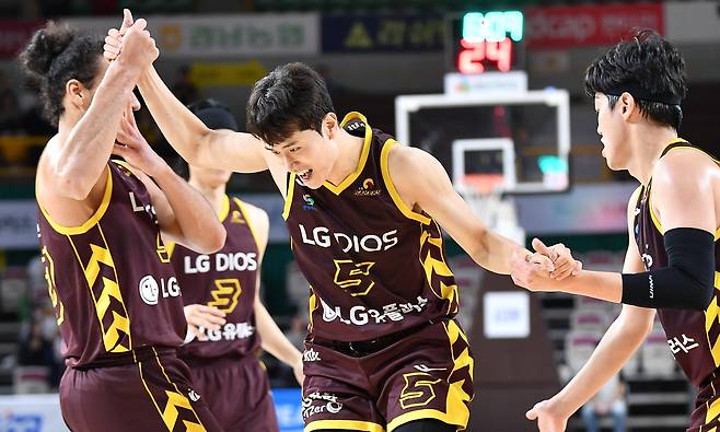 동료들과 환호하는 LG의 양준석(가운데) [KBL 제공. 재판매 및 DB 금지]