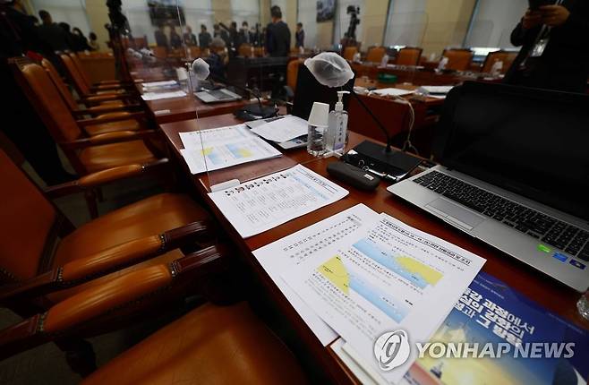 국방위 종합국정감사 감사 중지 (서울=연합뉴스) 하사헌 기자 = 24일 국회 국방위원회 국정감사에서 감사 중지가 선포된 가운데 북한의 포격 도발과 관련된 보고자료가 의원석에 남아 있다. 2022.10.24 [국회사진기자단] toadboy@yna.co.kr