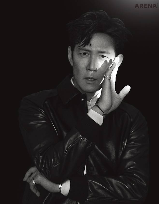 가죽 소재 재킷·흰색 셔츠·양손에 착용한 링·브레이슬릿 모두 구찌 제품.