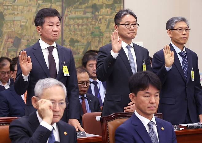 24일 국회에서 열린 문화체육관광위원회 종합 국정감사에 출석해 증인 선서를 하는 대한축구협회 정몽규 회장(뒷줄 맨 왼쪽)