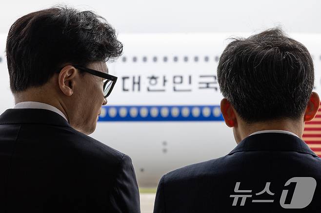 한동훈 국민의힘 대표(왼쪽)와 추경호 원내대표가 19일 오전 경기도 성남시 서울공항에서 체코로 출국하는 윤석열 대통령을 환송하기 전 대화를 하는 모습. 2024.9.19/뉴스1 ⓒ News1 이재명 기자