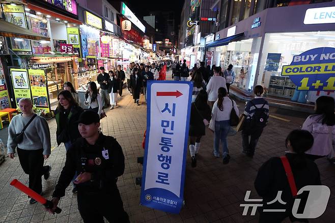 핼러윈 데이를 앞둔 25일 오후 서울 마포구 홍대 거리에서 경찰들이 인파 관리를 하고 있다. 2024.10.25/뉴스1 ⓒ News1 신웅수 기자