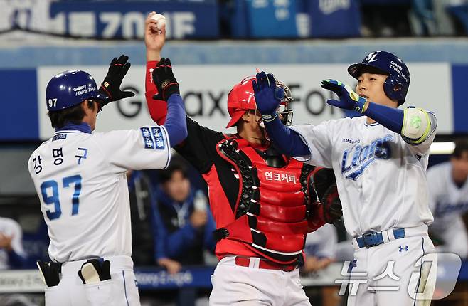 25일 오후 대구 삼성라이온즈파크에서 열린 프로야구 '2024 신한 SOL 뱅크 KBO 포스트시즌' 한국시리즈 3차전 KIA 타이거즈와 삼성 라이온즈의 경기 7회말 삼성 공격 선투타자 김헌곤이 솔로 홈런을 친 뒤 강명구 코치와 하이파이브 하고 있다. 2024.10.25/뉴스1 ⓒ News1 장수영 기자