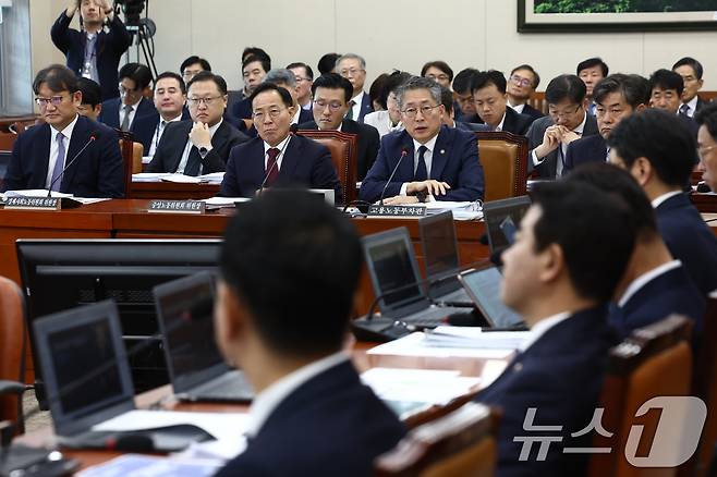 김민석 고용노동부 차관이 25일 오전 서울 여의도 국회 환경노동위원회에서 열린 고용노동부·경제사회노동위원회(경사노위) 등에 대한 종합 국정감사에서 의원 질의에 답변하고 있다. 2024.10.25/뉴스1 ⓒ News1 김민지 기자