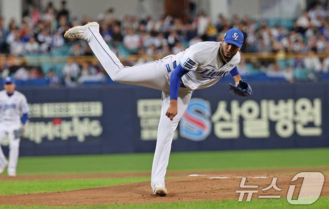 25일 오후 대구 삼성라이온즈파크에서 열린 프로야구 '2024 신한 SOL 뱅크 KBO 포스트시즌' 한국시리즈 3차전 KIA 타이거즈와 삼성 라이온즈의 경기 1회초 삼성 선발 레예스가 역투하고 있다. 2024.10.25/뉴스1 ⓒ News1 장수영 기자