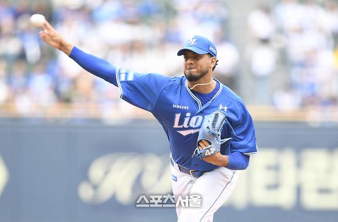 삼성 선발투수 레예스가 19일 잠실구장에서 열린 LG와 2024 KBO 플레이오프 4차전에서 역투하고 있다. 잠실 | 최승섭기자 thunder@sportsseoul.com