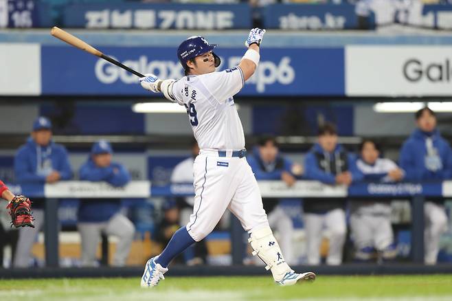 삼성 박병호가 25일 대구삼성라이온즈파크에서 열린 2024 KBO 한국시리즈 3차전 KIA전에서 7회말 우중월 솔로포를 때리고 있다. 사진 | 삼성 라이온즈