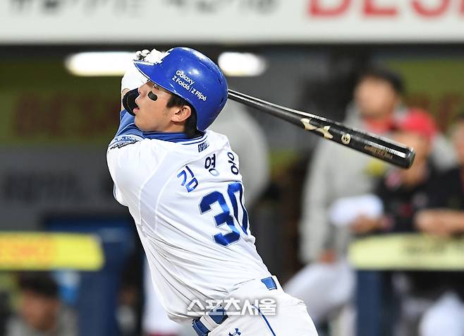 삼성 김영웅이 25일 대구삼성라이온즈파크에서 열린 2024 KBO 한국시리즈 3차전 KIA와 경기 5회말 1사에서 KIA 선발 라우어를 상대로 솔로 홈런을 치고 있다. 대구 | 박진업 기자 upandup@sportsseoul.com