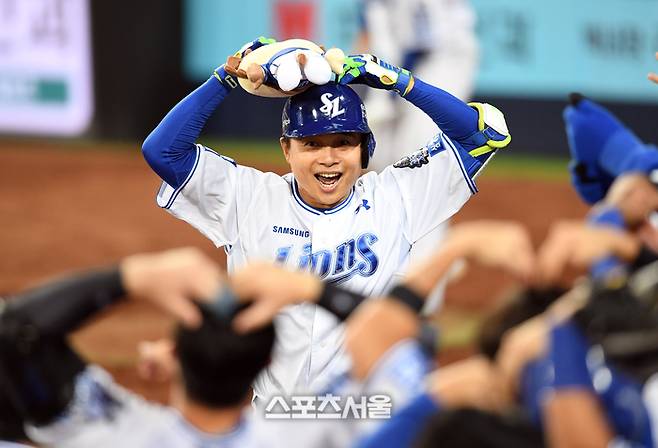 삼성 김헌곤이 25일 대구삼성라이온즈파크에서 열린 2024 KBO 한국시리즈 3차전 KIA와 경기에서 7회말 솔로포를 때린 후 세리머니를 하고 있다. 대구 | 박진업 기자 upandup@sportsseoul.com