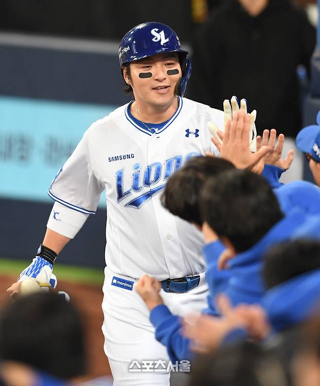 삼성 박병호가 25일 대구삼성라이온즈파크에서 열린 2024 KBO 한국시리즈 3차전 KIA전 7회말 홈런을 친 뒤 동료들과 하이파이브를 나누고 있다. 대구 | 박진업 기자 upandup@sportsseoul.com