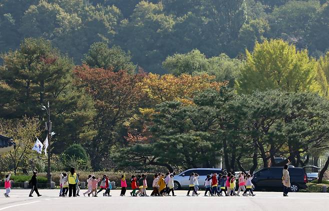 24일 서울 동작구 국립서울현충원에서 소풍 나온 어린이들이 나들이를 즐기고 있다. /뉴스1