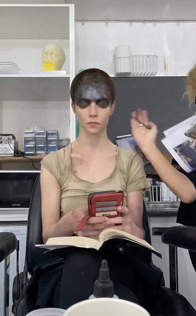 뭔가 많이 익숙한 폰케이스를 쓰는 퀸스갬빗 여배우jpg