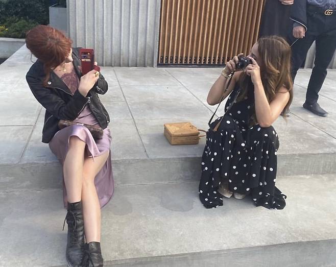 뭔가 많이 익숙한 폰케이스를 쓰는 퀸스갬빗 여배우jpg