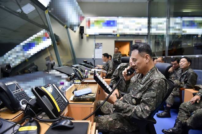 김명수 합참의장이 25일 공군작전사령부 항공우주작전본부에서 '24 호국훈련을 수행 중인 임무조종사와 격려통화를 하고 있다. 사진=합참 제공