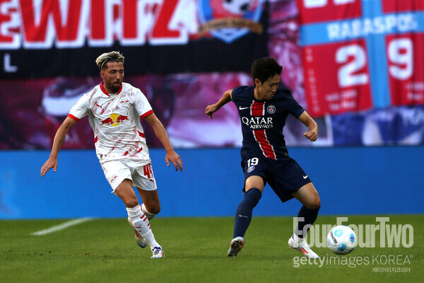 사진=게티이미지. 축구 통계 매체 '라이브 스코어'는 "이강인은 이번 시즌 유럽축구연맹(UEFA) 챔피언스리그(UCL)에서 가장 먼저 10번의 기회를 창출한 선수가 됐다"라고 전했다. 파리 생제르맹(PSG) 소식을 전하는 'PSG 리포트'에 따르면, 이강인은 현재 하피냐와 함께 기회 창출 10번으로 이 분야 가장 높은 위치에 자리해 있다.