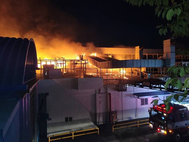 25일 울산 남구 용연공단의 자동차 부품 제조업체에서 화재가 발생했다. 울산소방본부 제공