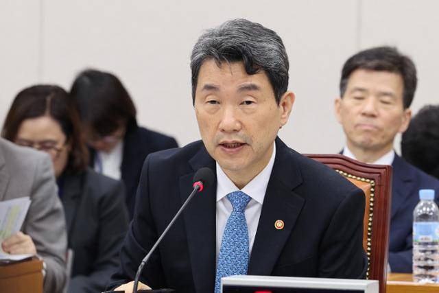 이주호 부총리 겸 교육부 장관이 24일 국회에서 열린 교육위원회의 교육부 등에 대한 종합국정감사에서 의원 질의에 답변하고 있다. 뉴스1