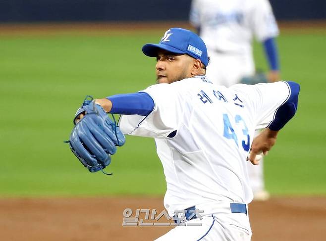 2024 프로야구 KBO 포스트시즌 삼성라이온즈와 KIA타이거즈의 한국시리즈(KS) 3차전 경기가 25일 오후 대구 삼성라이온즈파크에서 열렸다. 삼성 선발 레예스가 등판해 KIA타선을 상대하고 있다. 대구=김민규 기자 mgkim1@edaily.co.kr /2024.10.25/