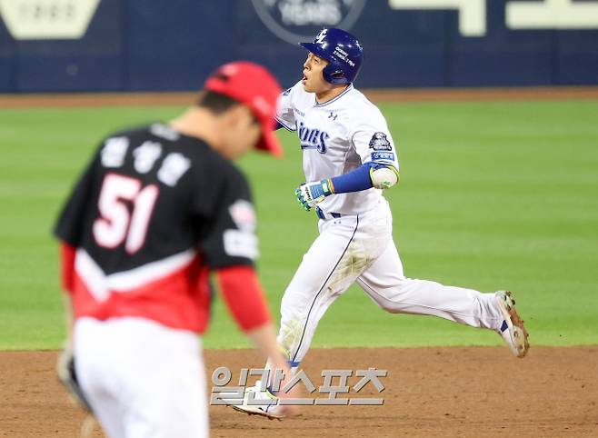 2024 프로야구 KBO 포스트시즌 삼성 라이온즈와 KIA 타이거즈의 한국시리즈(KS) 3차전 경기가 25일 오후 대구 삼성라이온즈파크에서 열렸다. 7회말 무사 김헌곤이 전상현에게 솔로홈런을 치고 베이스를 돌며 환호하고 있다. 대구=김민규 기자  /2024.10.25/