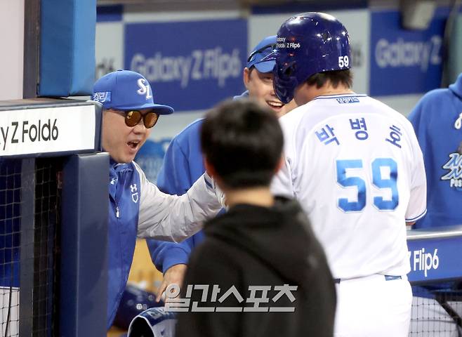 2024 프로야구 KBO 포스트시즌 삼성 라이온즈와 KIA 타이거즈의 한국시리즈(KS) 3차전 경기가 25일 오후 대구 삼성라이온즈파크에서 열렸다. 7회말 무사 박병호가 김헌곤에 이어 백투백 홈런을 치고 홈인해 박진만 감독의 축하를 받고 있다. 대구=김민규 기자 /2024.10.25/