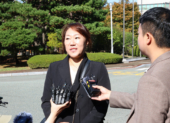 '명태균 게이트'를 폭로한 강혜경씨가 23일 오전 경남 창원시 성산구 창원지검에 출석해 조사를 앞두고 입장을 밝히고 있다. 2024.10.23 [사진=연합뉴스]