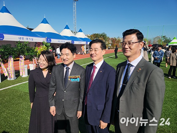 김대중 전라남도교육감(왼쪽 두번째)와 변정빈 나주교육장(왼쪽 첫번째)이 관계자들과 나주교육박람회를 구경하고 있다. [사진=한봉수 기자]