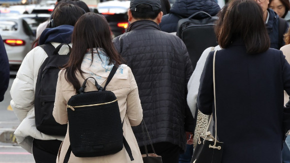 서울 시내에서 시민들이 걸어가고 있다. [사진=연합뉴스]