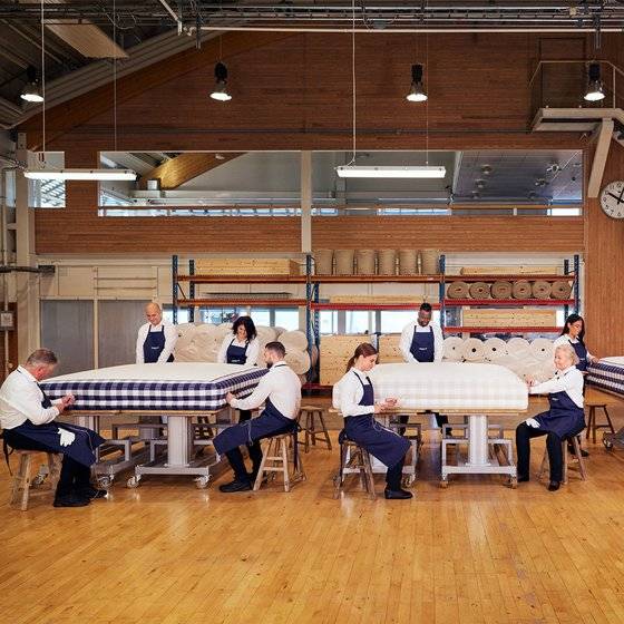 셰핑에 있는 드림 팩토리에서 직원들이 침대 만드는 모습.. [사진 해스텐스]