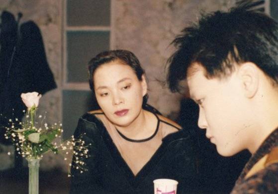 극단 현대예술극장의 연극 '여자의 애인'의 한장면이다. 주연은 배우 김수미씨가 맡았다. 중앙포토