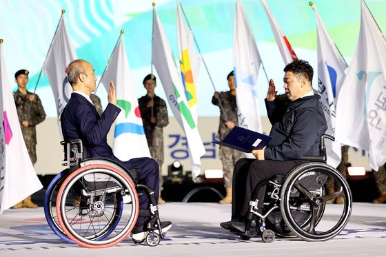 25일 열린 제44회 전국장애인체전 개회식 성화 점화 장면. 사진 대한장애인체육회