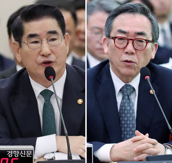 Defense Minister Kim Yong-hyun (left) and Foreign Minister Cho Tae-yeol answer questions during a parliamentary audit at the National Assembly in Seoul on October 24. Reporter Park Min-gyu