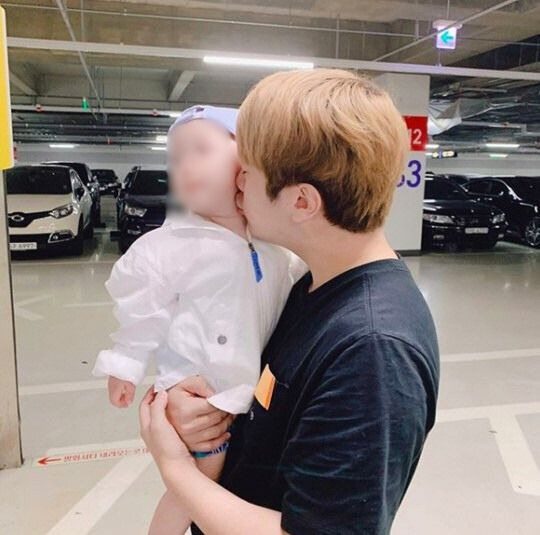 Choi Min-hwan holds one of his kids. [INSTAGRAM]