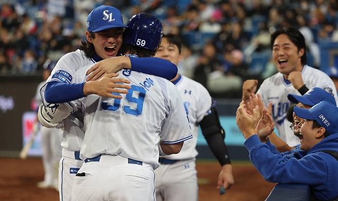 25일 홈런을 터뜨린 박병호가 벤치에서 구자욱에게 축하를 받고 있다. 연합뉴스